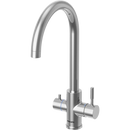 صنبور مطبخ فيليبس (Philips) ثلاثي الاتجاهات بلون الكروم المصقول، ذو رقبة منحنية عالية، يملأ كوب زجاجي بالماء المفلتر النقي. يوضح المشهد يد تمسك الكوب تحت تدفق الماء، مع إظهار تصميم الصنبور العصري وظيفته المزدوجة للمياه العادية والمفلترة