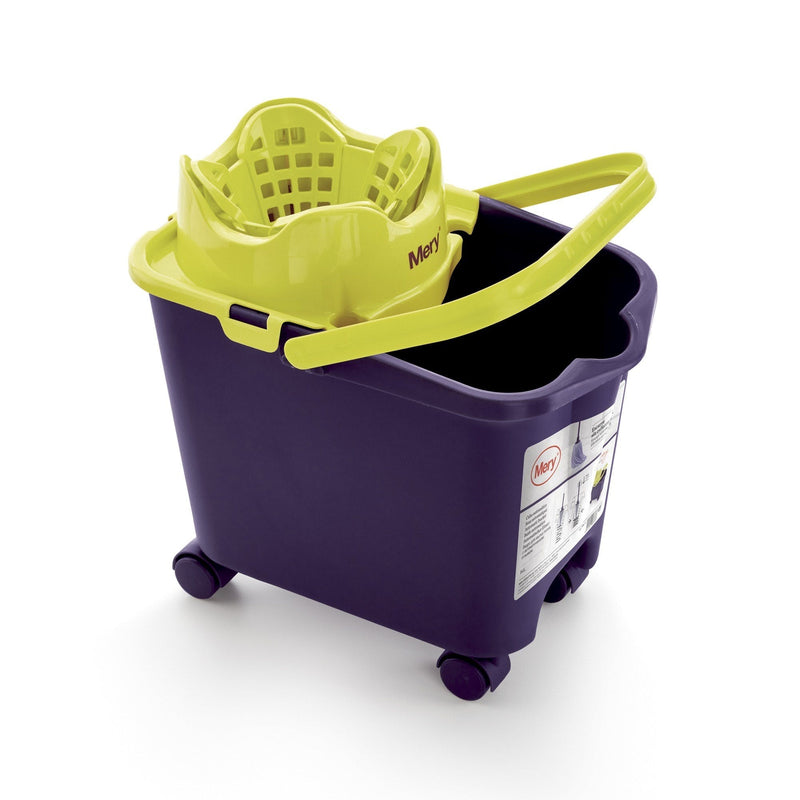 Bucket with automatic juicer from miri
