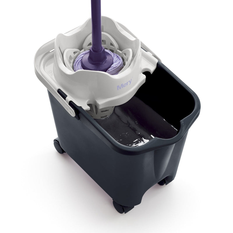 Bucket with automatic juicer from miri