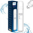 صورة ل(Remineralization filter) من فيليبس، طراز AUT605CM، مصممة لأنظمة التناضح العكسي (Reverse Osmosis - RO). الفلتر أبيض اللون وموضوع بجوار علبته الزرقاء والبيضاء، وكلاهما محاط بدوامات من الماء المتناثر، مما يوحي بوظيفته في تنقية المياه. يظهر جزء من رأس الفلتر بشكل مُكبر في الزاوية العلوية اليمنى.